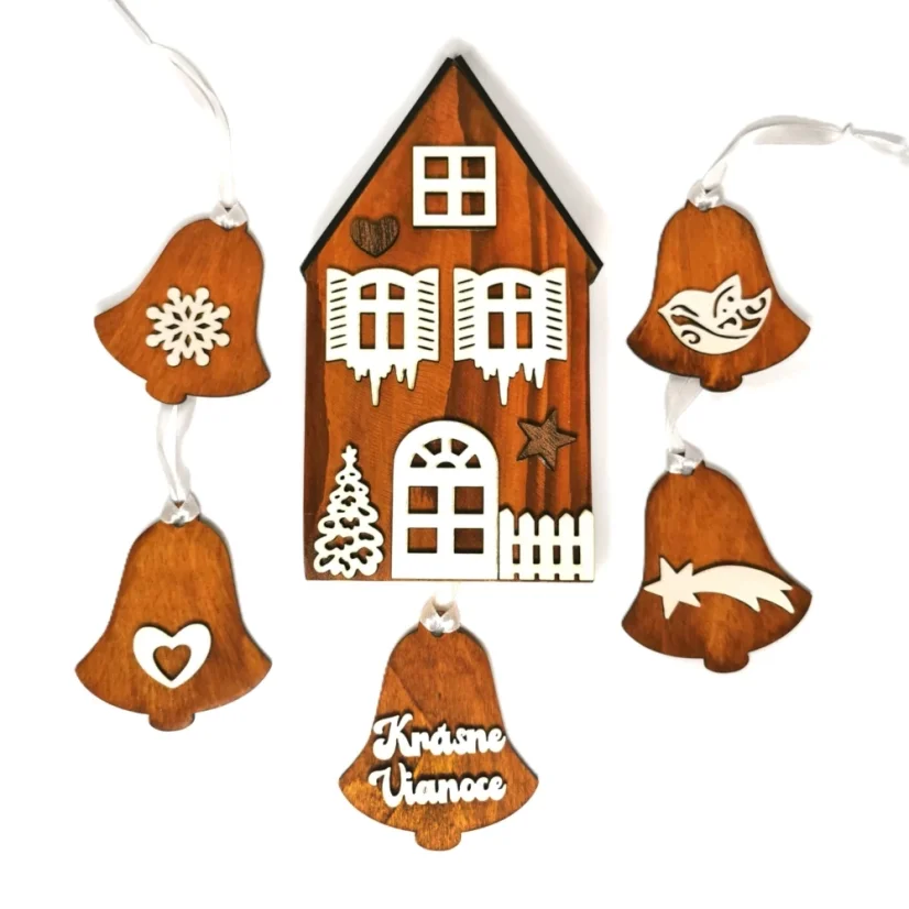 Sada dreveného domčeku a piatich zvončekov v hnedej farbe zdobené bielymi zimnými a vianočnými výrezmi