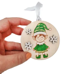 Drevená ozdoba s gravírovaným ručne maľovaným vianočným škriatkom v zelenej uniforme so zlatými odleskami. Drevená ozdoba s gravírovaným ručne maľovaným vianočným škriatkom v zelenej uniforme so zlatými odleskami.