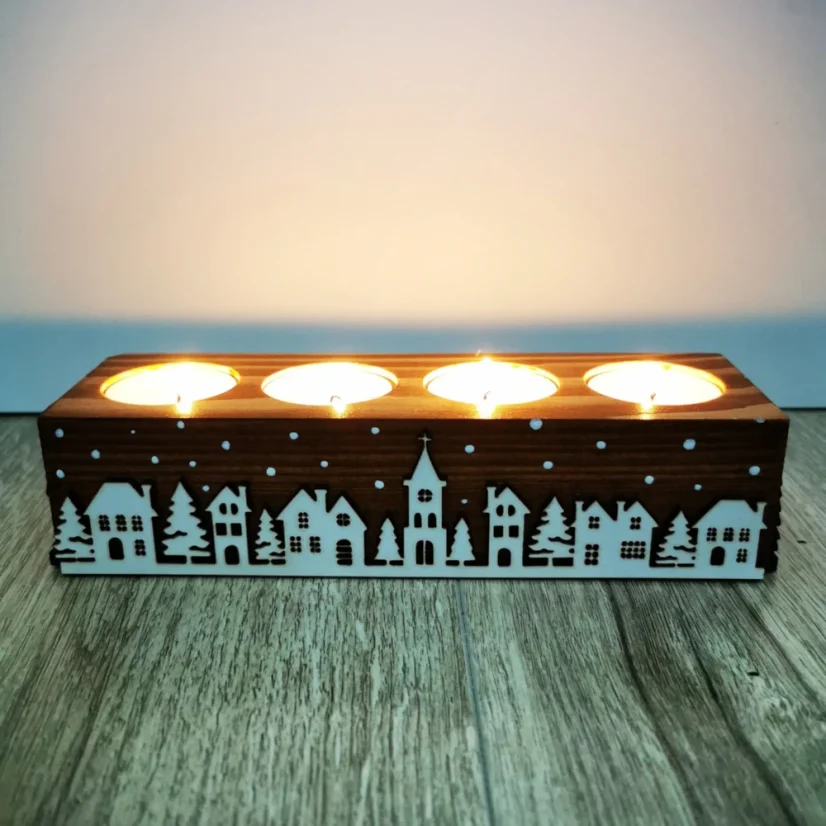 Drevený svietnik ukážka s horiacimi čajovými sviečkami.