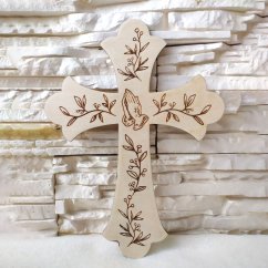 Drevený krížik na stenu s vygravírovanými modliacimi rukami a lístkami.