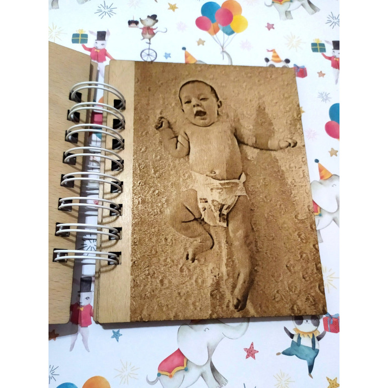 Minimalistický album z gravírovaných fotiek.