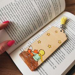 Drevená maľovaná záložka do knihy so sediacim malým princom, líškou a hviezdičkami, so strapcom vo farbe podľa výberu.
