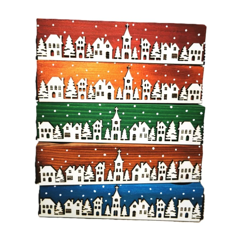 Vianočné adventné svietniky z dreva v rôznych odieňoch lazúr, zdobené výrezmi bielou zasneženou krajinkou kolom dokola.