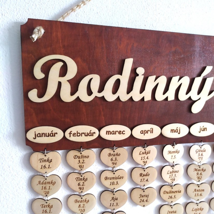 Drevený rodinný kalendár na stenu – prehľad narodenín a osláv.