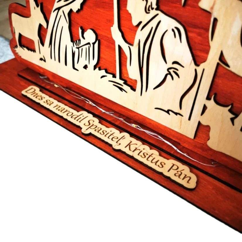 Detail vlastného textu na podstave dreveného Betlehemu.