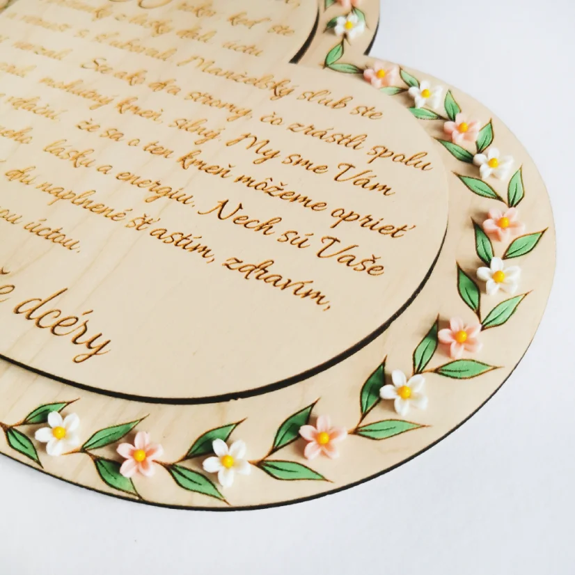 Detail srdca s gravírovaným textom.