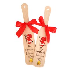 Drevené mikulášske varechy s maľovaným milým čertíkom a textom: "Na neposlušnú meno riťku", previazaná výraznou červenou stuhou na mašličku.
