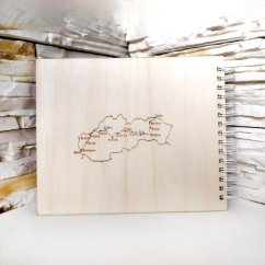 Zadná strana dreveného albumu s gravírovanými hranicami Slovenska a cestou hrdinov SNP.