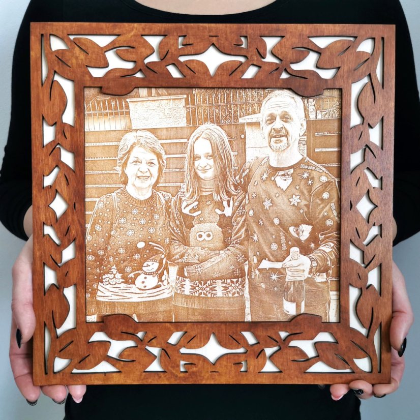 Gravírovaná fotka na dreve s ručne maľovaným hnedým orámovaním v tvare listov.