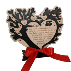 Drevený strom v podstave s konármi do tvaru srdca, vnútri gravírovaný text a venovanie na drevenom podklade, vek vo farbe stromu, pomedzi konáre kamienky vo voliteľnej farbe. Srdce je previazané darčekovou stuhou vo farbe kamienkov.