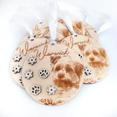 Drevené vianočné ozdoby s fotkou, menom, bielymi výrezmi vločiek a stuhou vo farbe podľa želania. Drevené vianočné ozdoby s fotkou, menom, bielymi výrezmi vločiek a stuhou vo farbe podľa želania.